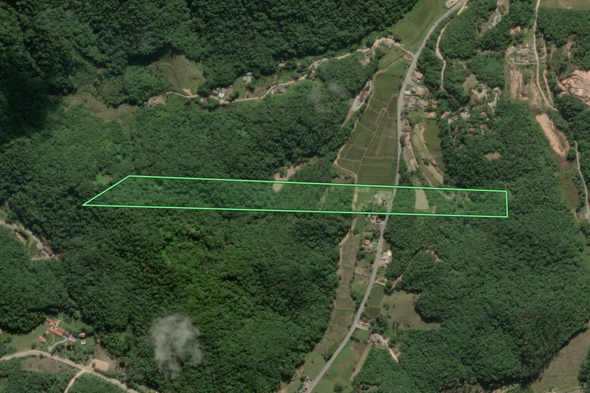 Imagem de satélite do imóvel rural em Gaspar (SC), com o contorno declarado no CAR desenhado por cima.