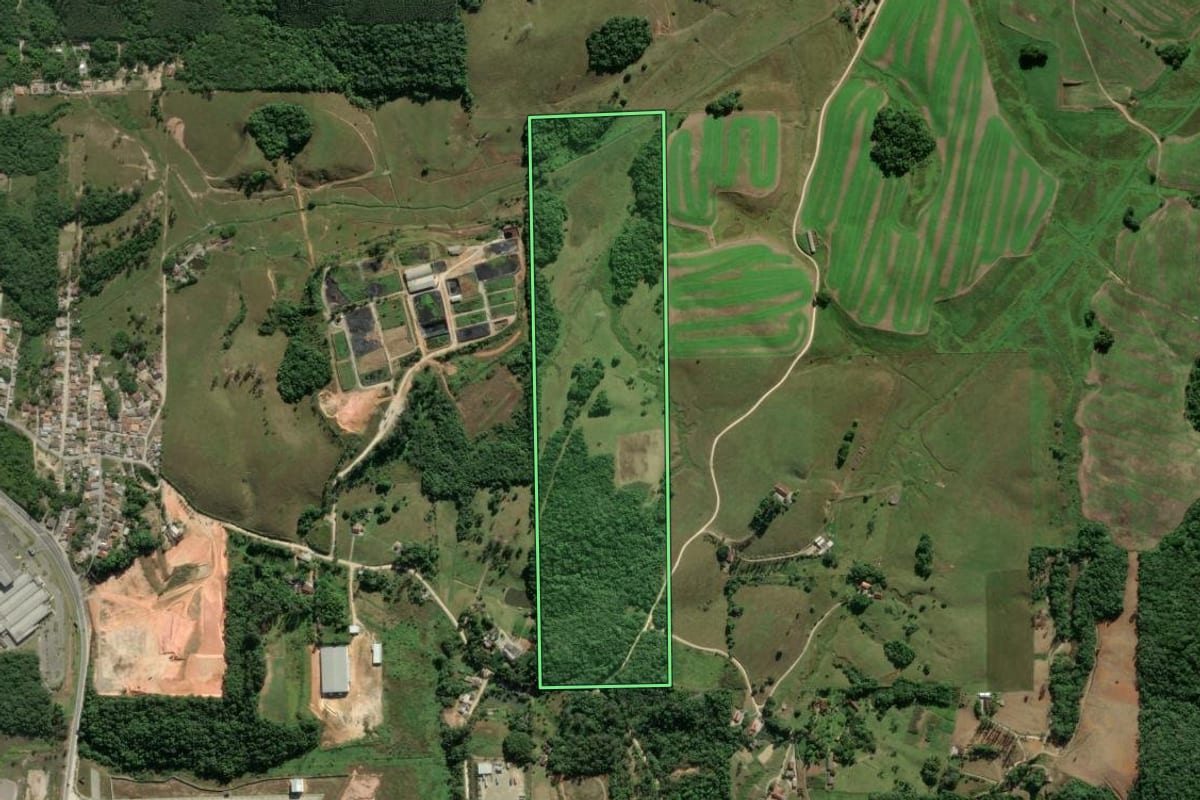 Imagem de satélite do imóvel rural em Gaspar (SC), com o contorno declarado no CAR desenhado por cima.