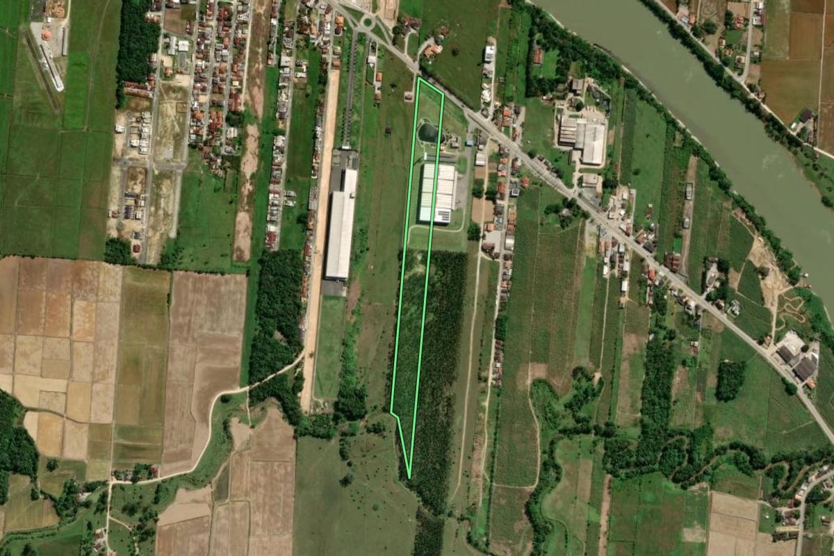 Imagem de satélite do imóvel rural em Gaspar (SC), com o contorno declarado no CAR desenhado por cima.