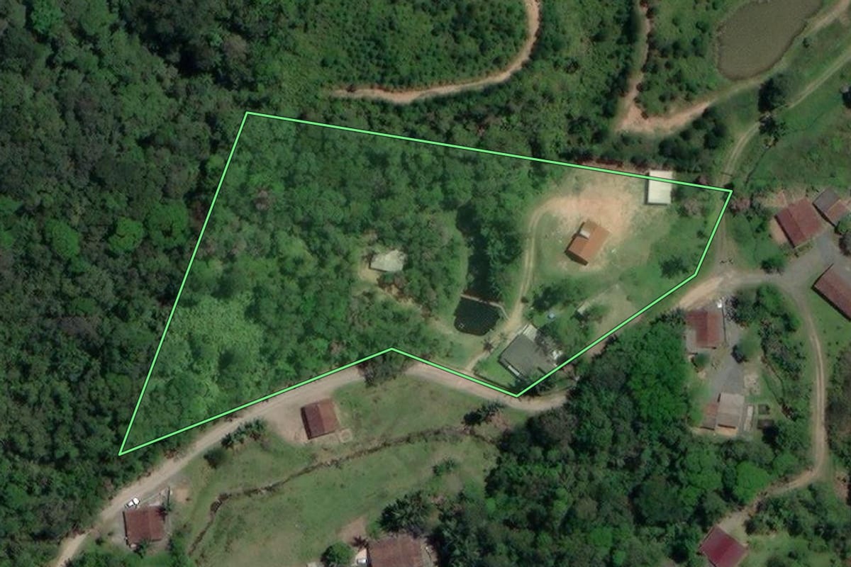 Imagem de satélite do imóvel rural em Gaspar (SC), com o contorno declarado no CAR desenhado por cima.