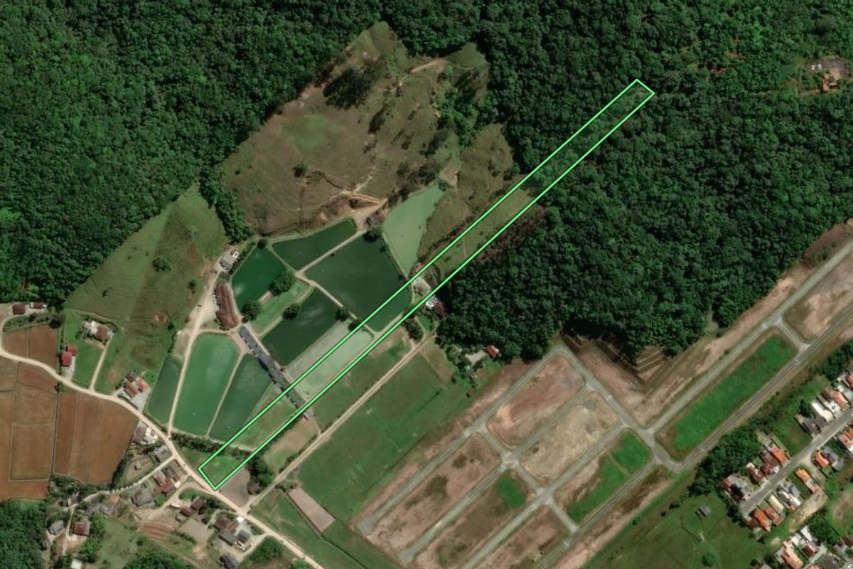 Imagem de satélite do imóvel rural em Gaspar (SC), com o contorno declarado no CAR desenhado por cima.