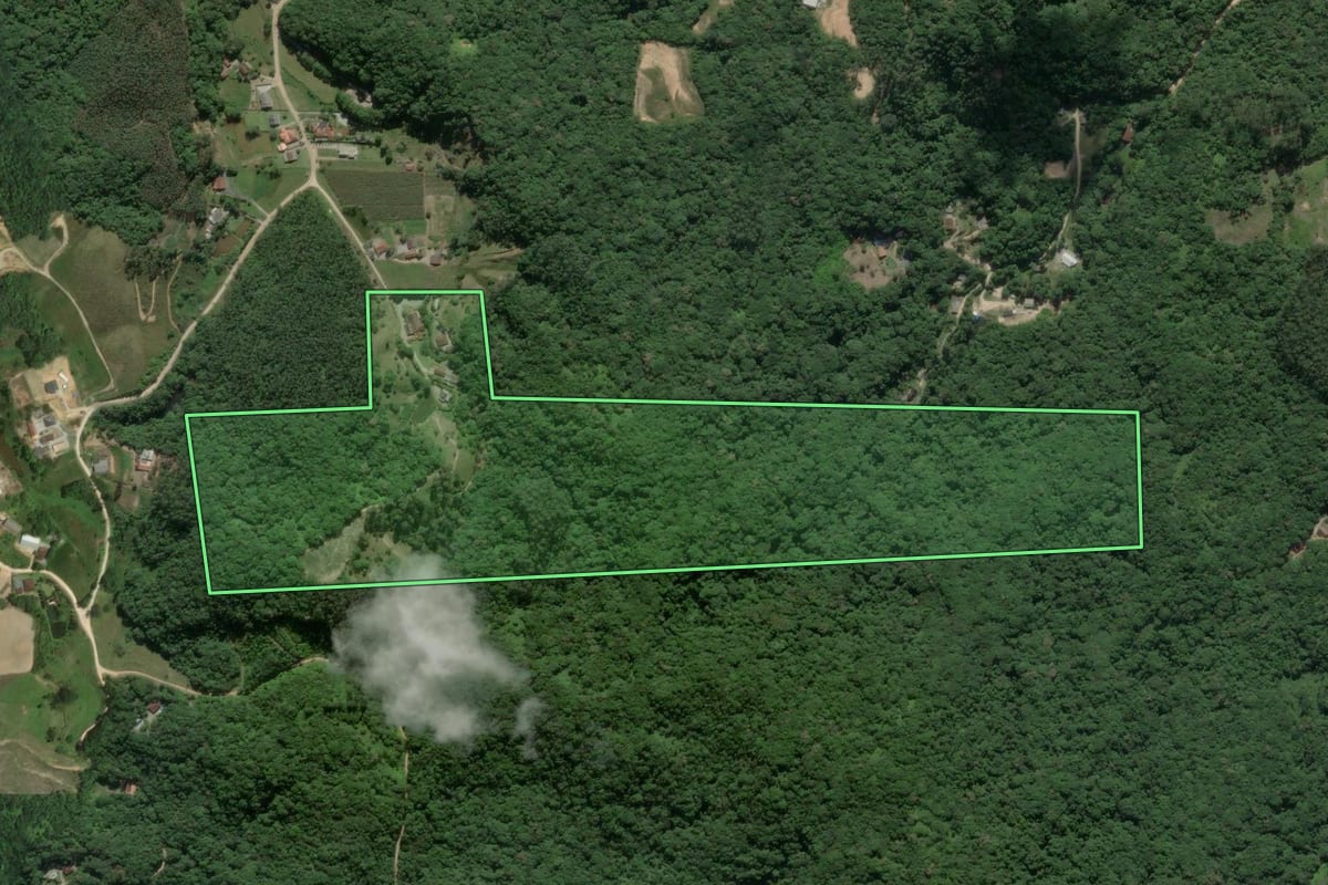 Imagem de satélite do imóvel rural em Gaspar (SC), com o contorno declarado no CAR desenhado por cima.
