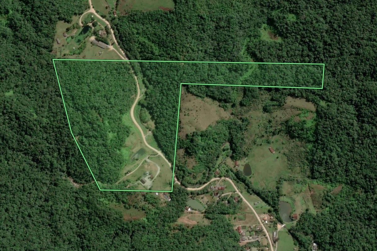 Imagem de satélite do imóvel rural em Gaspar (SC), com o contorno declarado no CAR desenhado por cima.