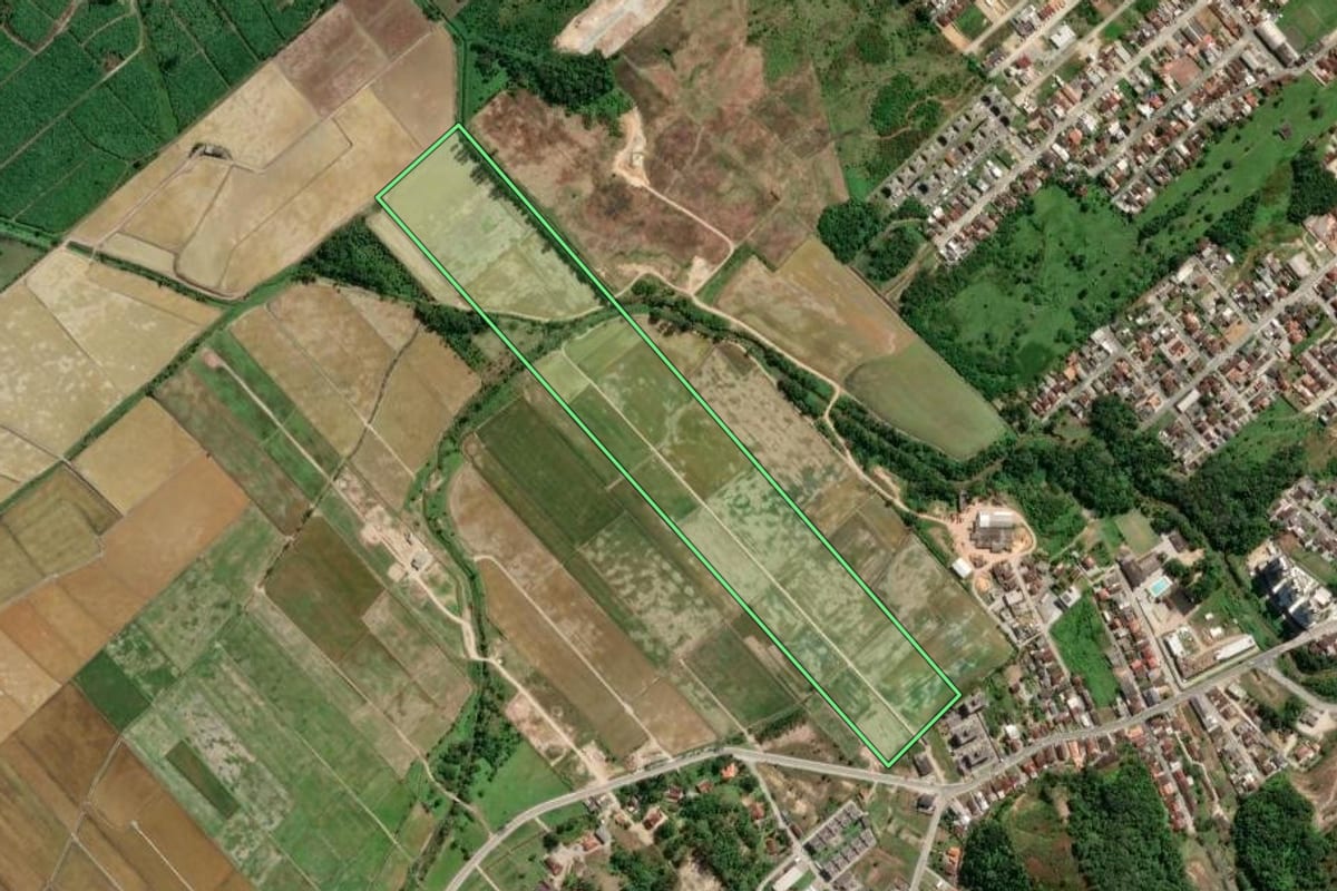 Imagem de satélite do imóvel rural em Gaspar (SC), com o contorno declarado no CAR desenhado por cima.