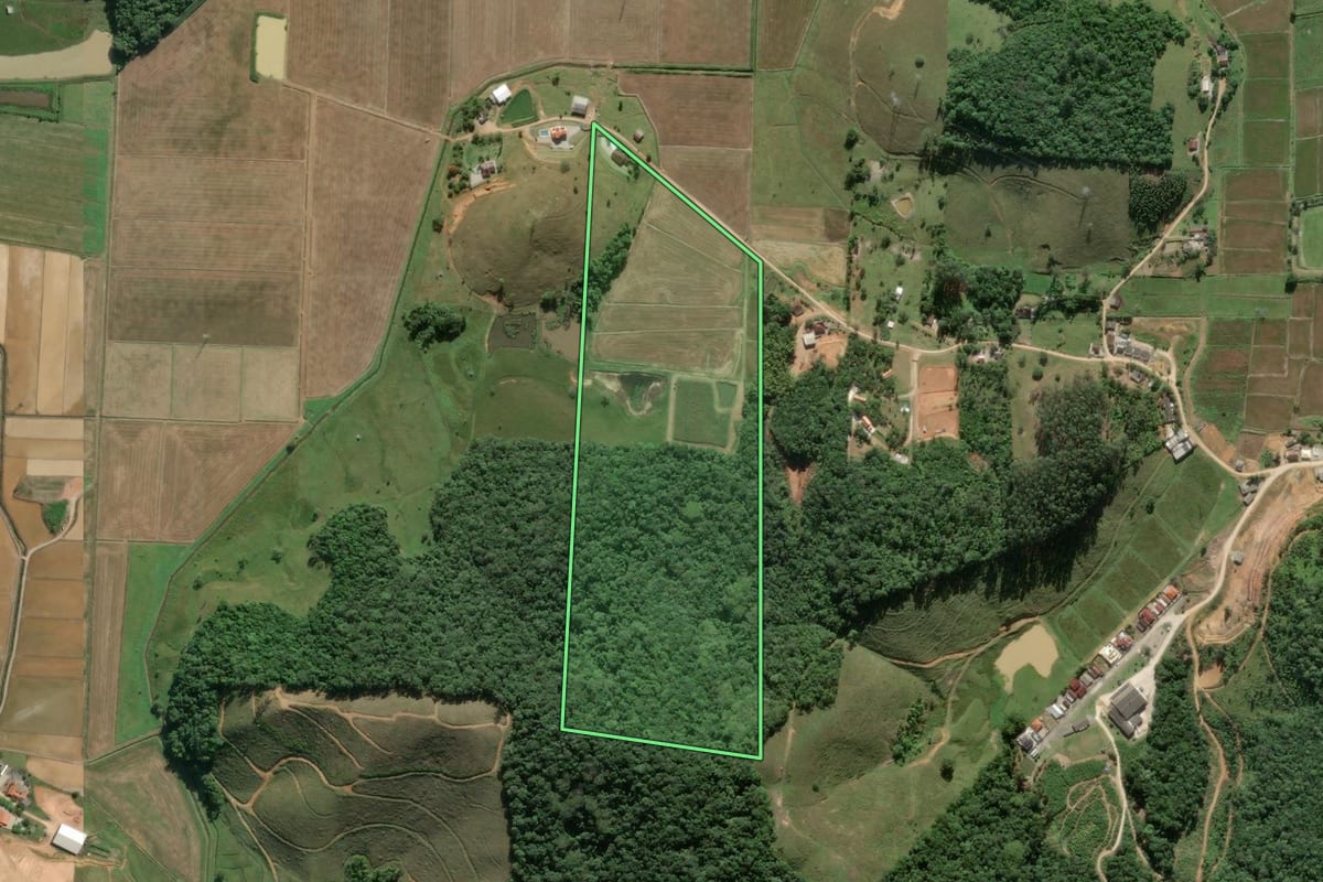 Imagem de satélite do imóvel rural em Gaspar (SC), com o contorno declarado no CAR desenhado por cima.