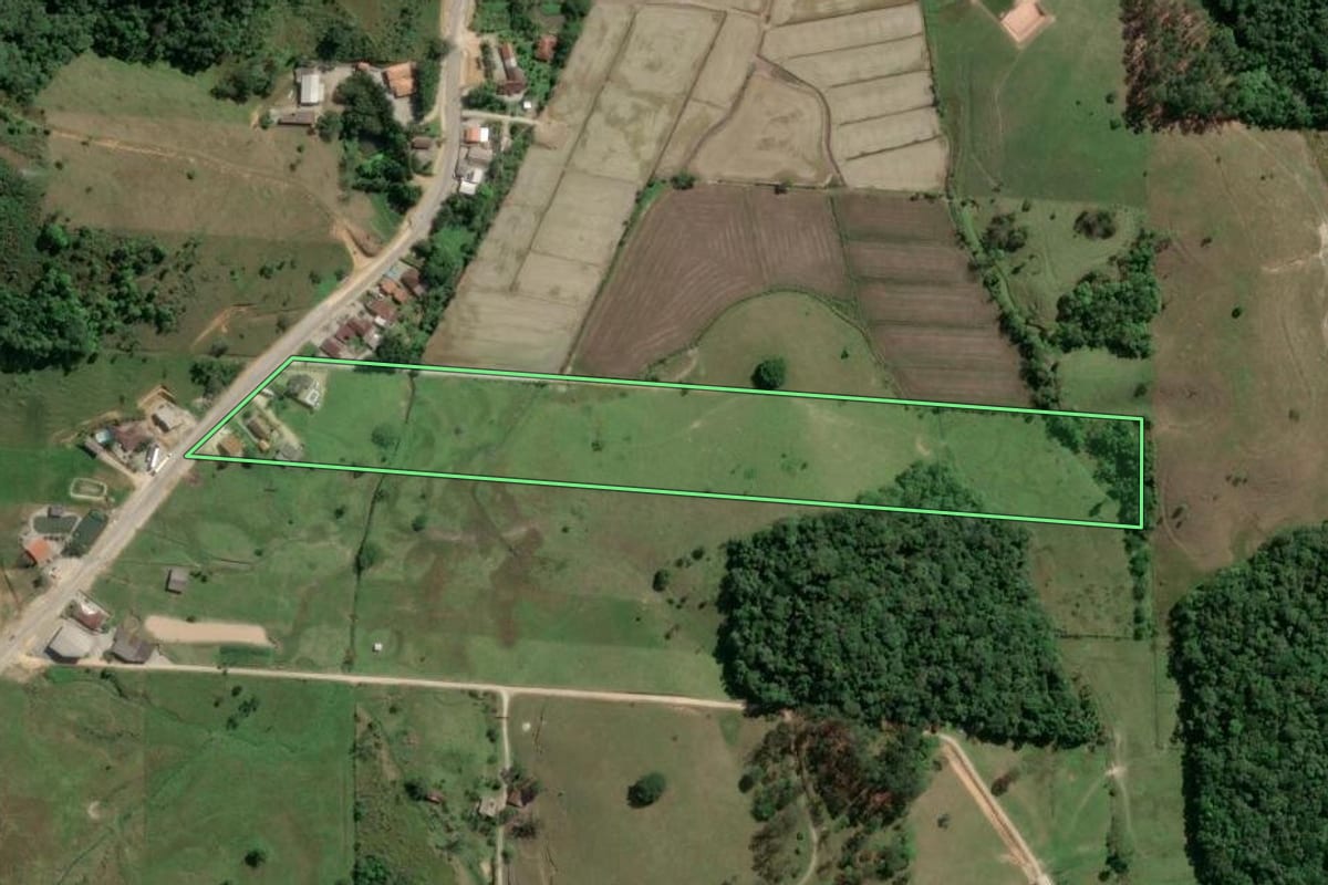 Imagem de satélite do imóvel rural em Gaspar (SC), com o contorno declarado no CAR desenhado por cima.