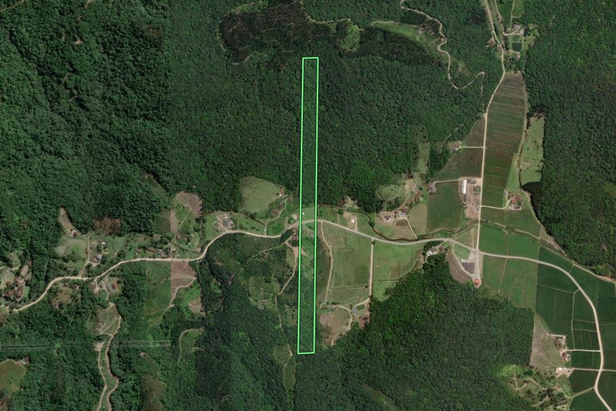 Imagem de satélite do imóvel rural em Gaspar (SC), com o contorno declarado no CAR desenhado por cima.