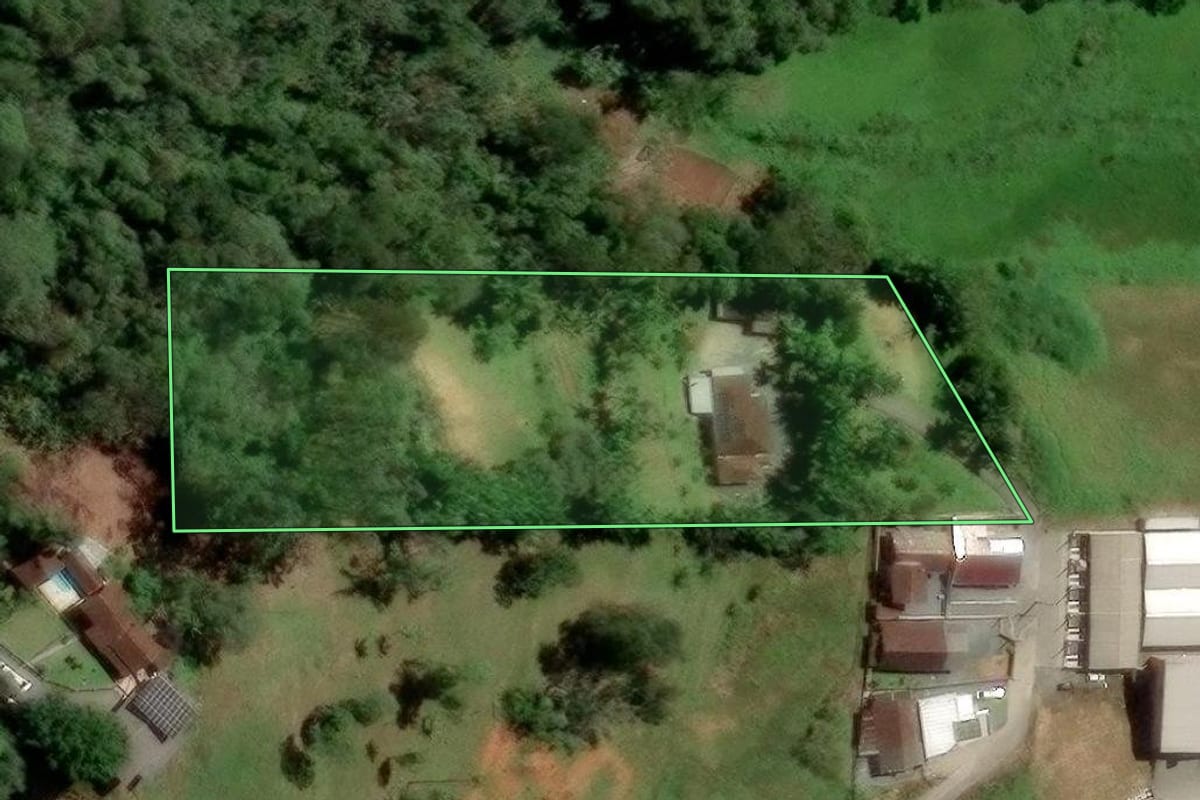 Imagem de satélite do imóvel rural em Gaspar (SC), com o contorno declarado no CAR desenhado por cima.