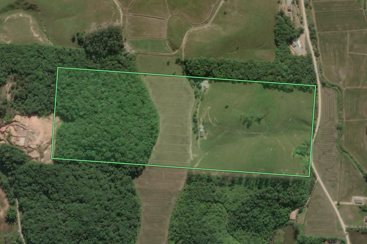 Imagem de satélite do imóvel rural em Gaspar (SC), com o contorno declarado no CAR desenhado por cima.