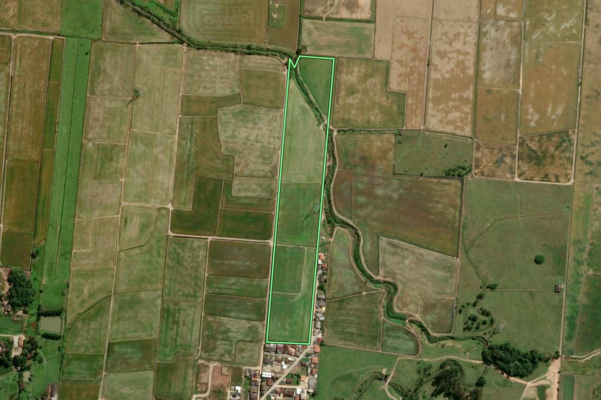 Imagem de satélite do imóvel rural em Gaspar (SC), com o contorno declarado no CAR desenhado por cima.