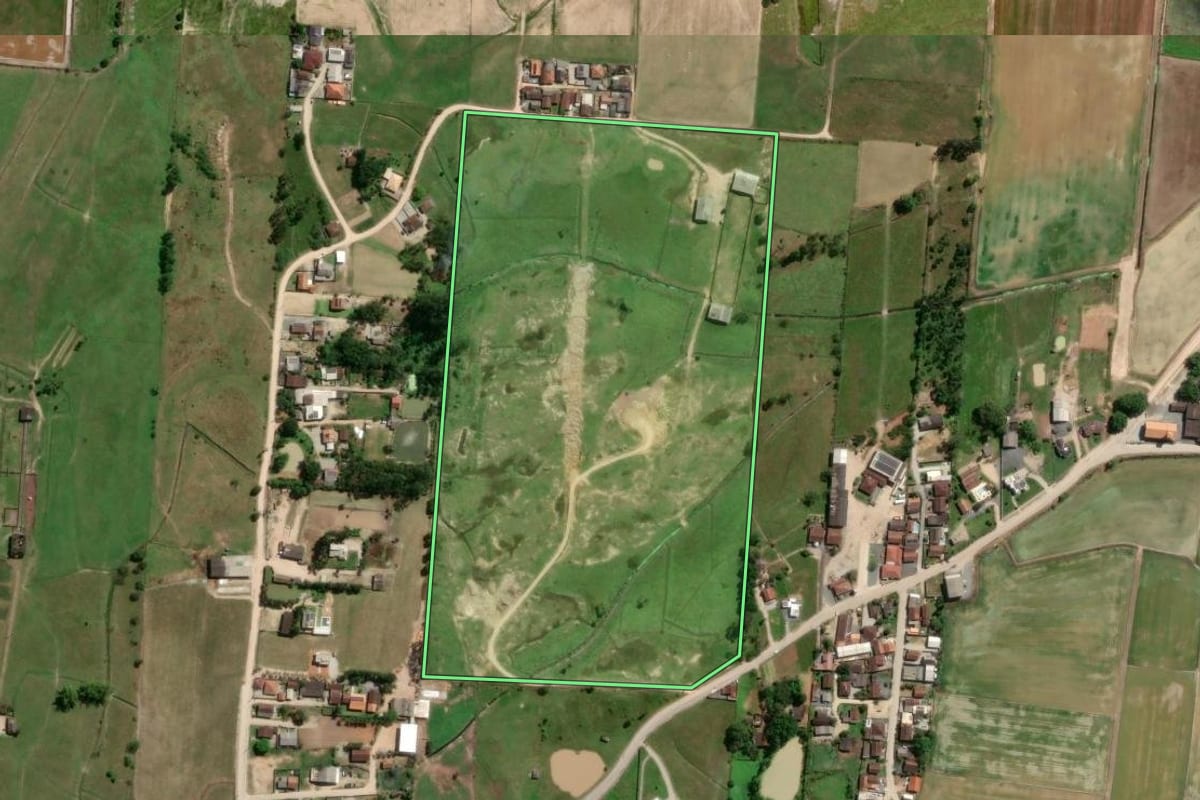 Imagem de satélite do imóvel rural em Gaspar (SC), com o contorno declarado no CAR desenhado por cima.