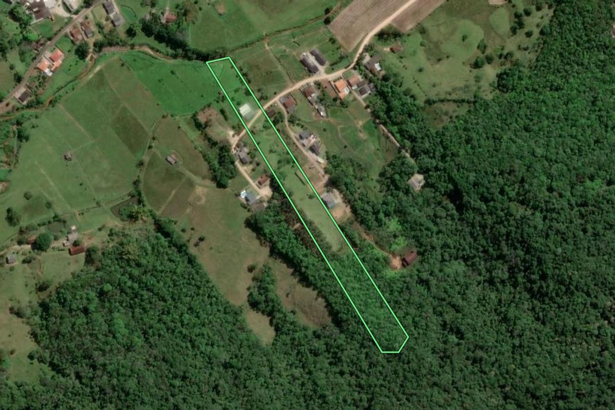 Imagem de satélite do imóvel rural em Gaspar (SC), com o contorno declarado no CAR desenhado por cima.