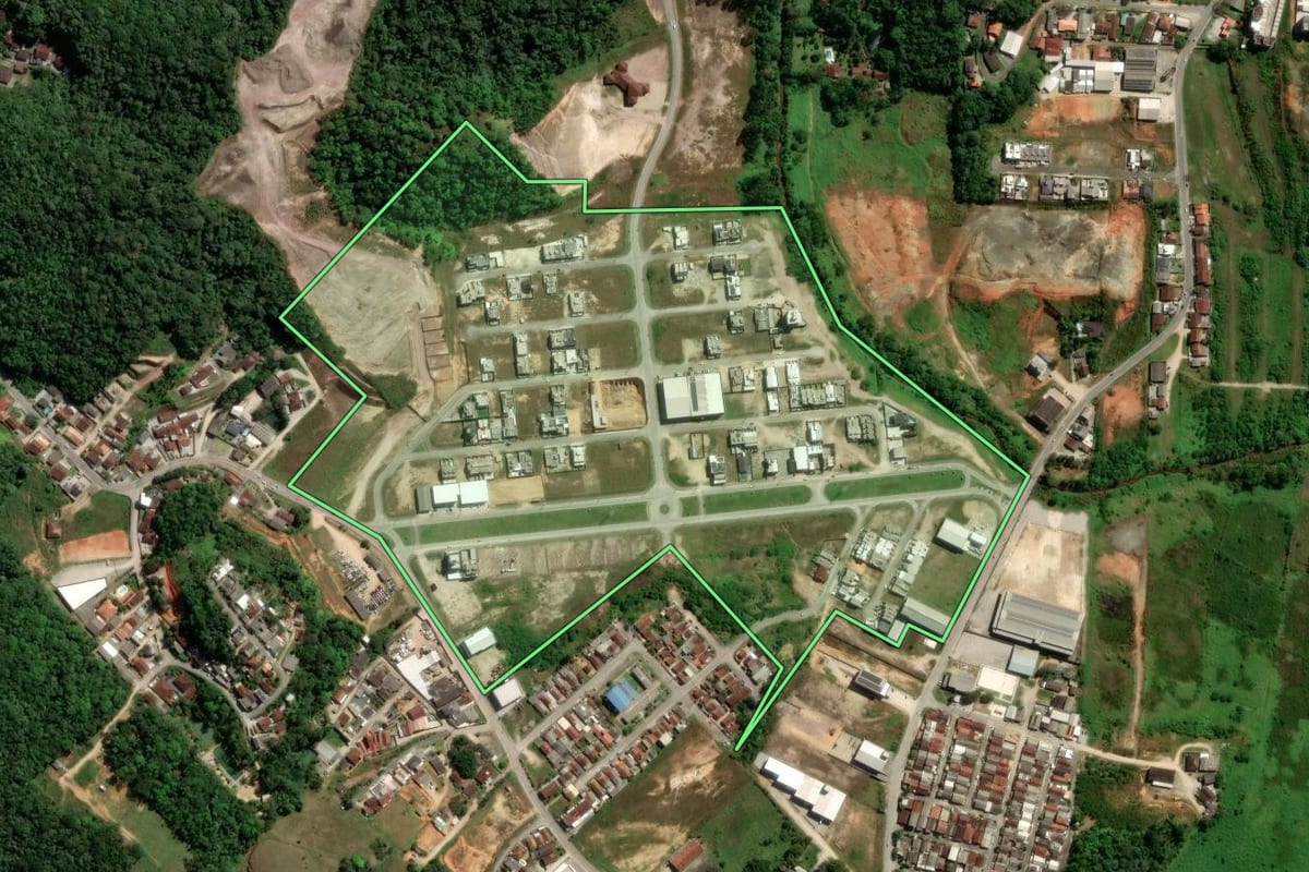 Imagem de satélite do imóvel rural em Gaspar (SC), com o contorno declarado no CAR desenhado por cima.