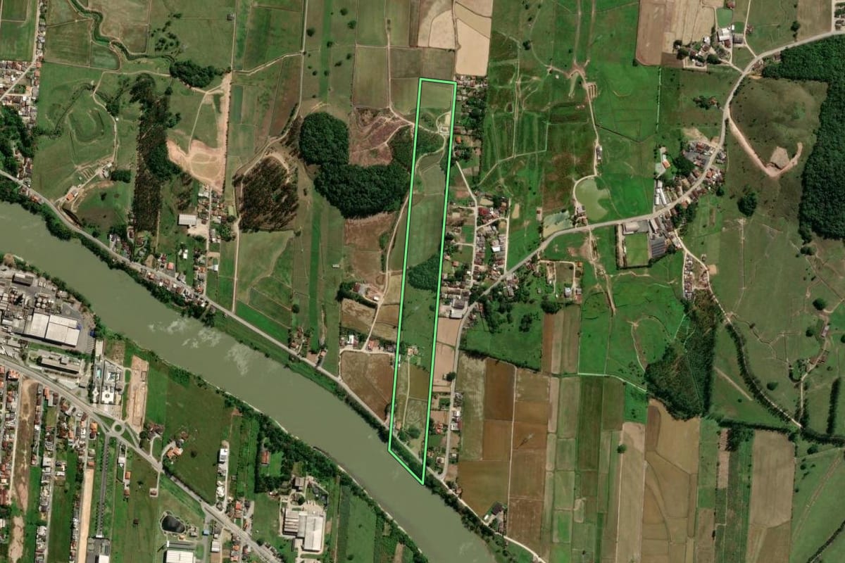 Imagem de satélite do imóvel rural em Gaspar (SC), com o contorno declarado no CAR desenhado por cima.