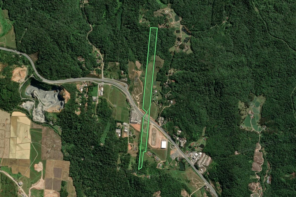 Imagem de satélite do imóvel rural em Gaspar (SC), com o contorno declarado no CAR desenhado por cima.