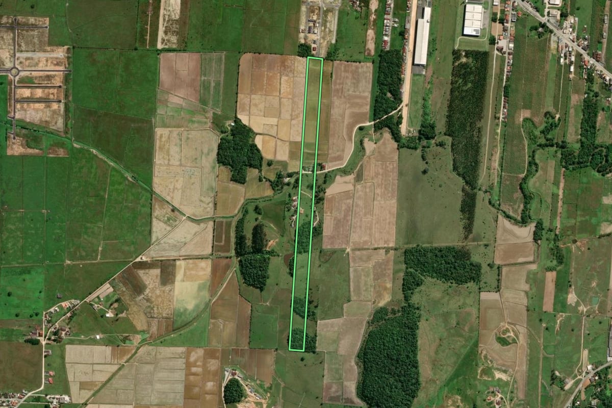 Imagem de satélite do imóvel rural em Gaspar (SC), com o contorno declarado no CAR desenhado por cima.