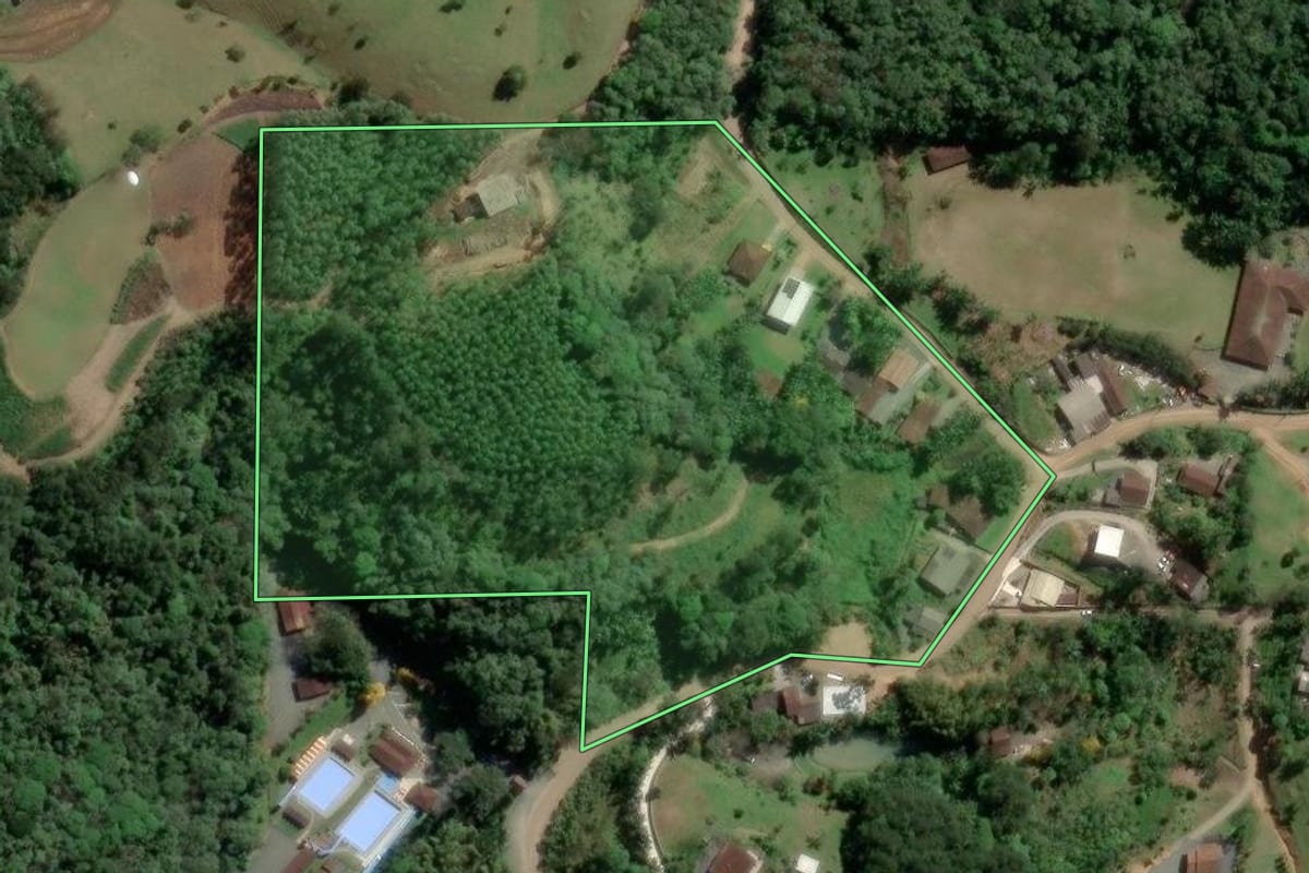Imagem de satélite do imóvel rural em Gaspar (SC), com o contorno declarado no CAR desenhado por cima.