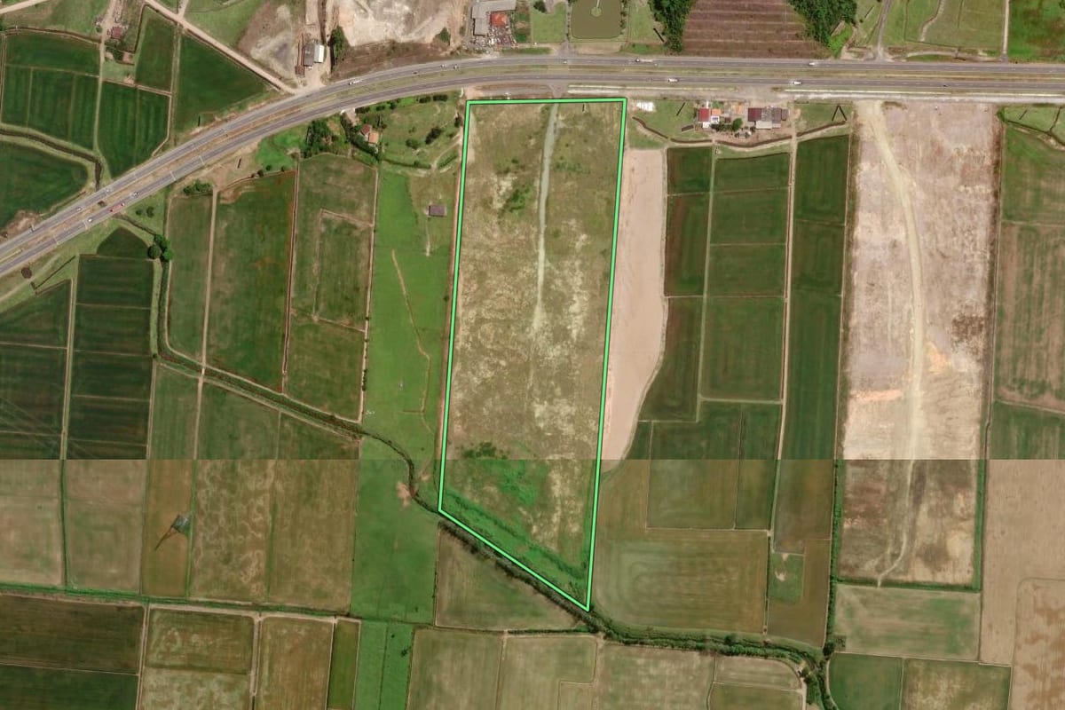 Imagem de satélite do imóvel rural em Gaspar (SC), com o contorno declarado no CAR desenhado por cima.