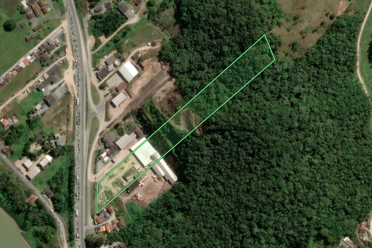 Imagem de satélite do imóvel rural em Gaspar (SC), com o contorno declarado no CAR desenhado por cima.