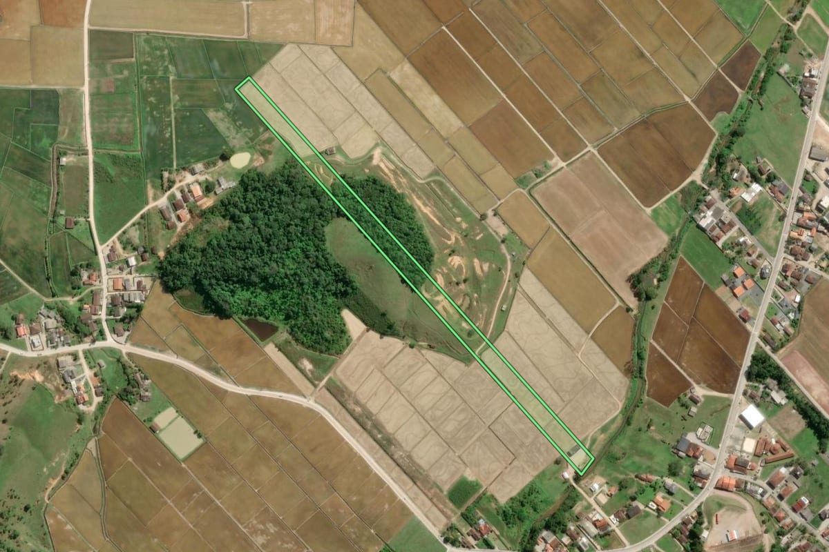 Imagem de satélite do imóvel rural em Gaspar (SC), com o contorno declarado no CAR desenhado por cima.
