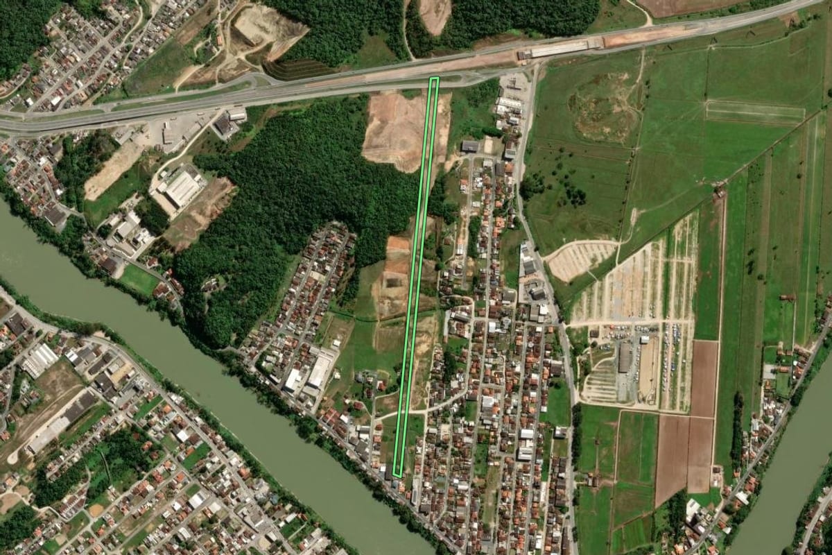 Imagem de satélite do imóvel rural em Gaspar (SC), com o contorno declarado no CAR desenhado por cima.