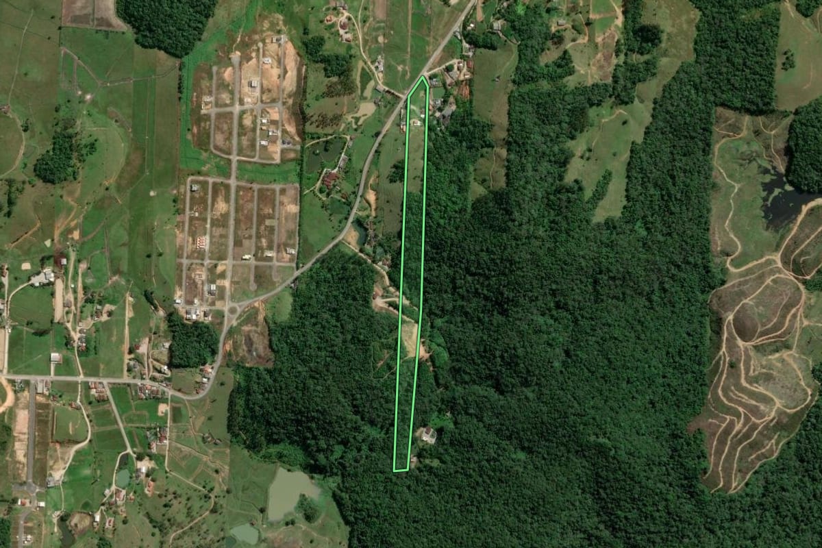 Imagem de satélite do imóvel rural em Gaspar (SC), com o contorno declarado no CAR desenhado por cima.