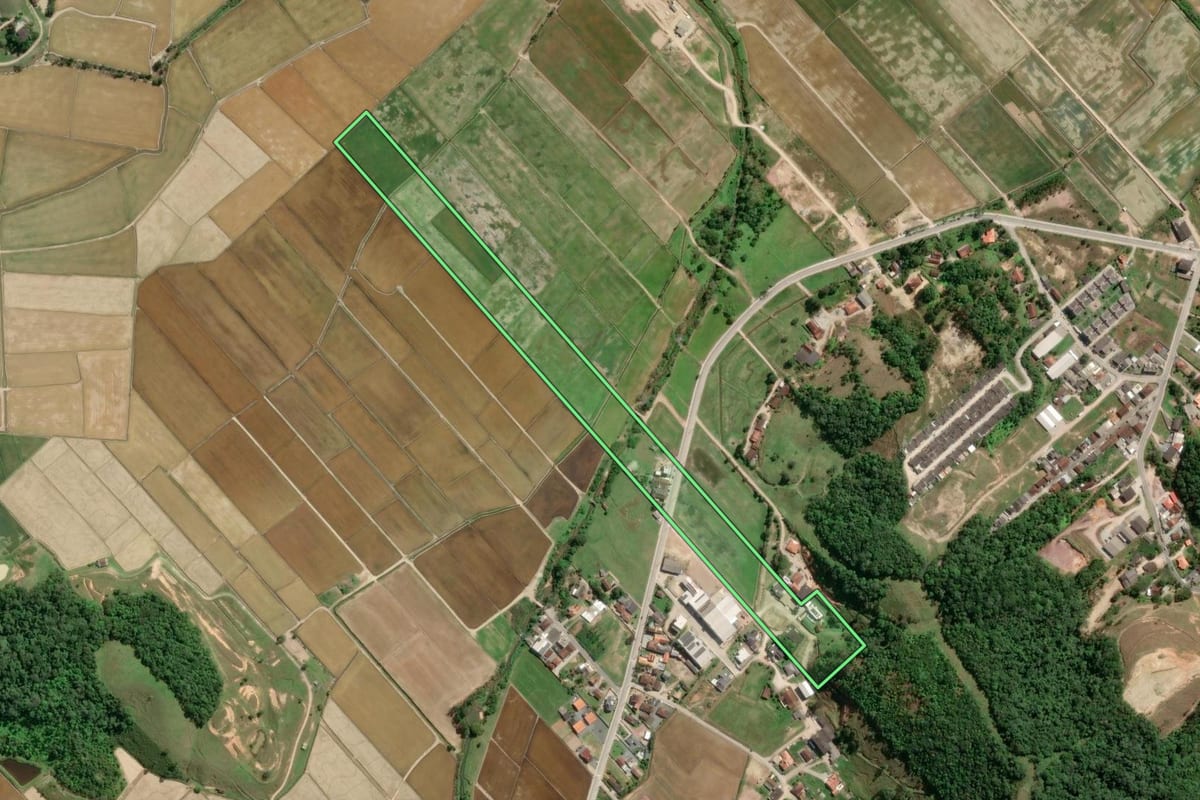 Imagem de satélite do imóvel rural em Gaspar (SC), com o contorno declarado no CAR desenhado por cima.