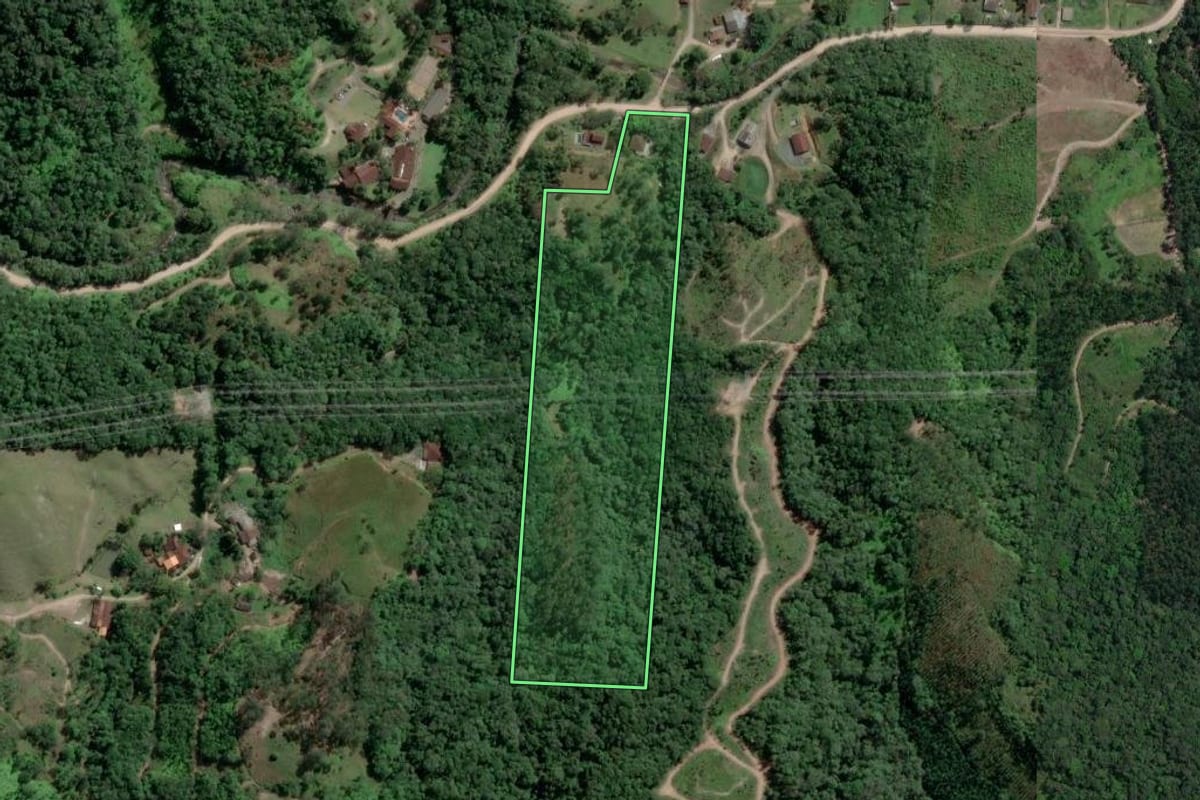 Imagem de satélite do imóvel rural em Gaspar (SC), com o contorno declarado no CAR desenhado por cima.