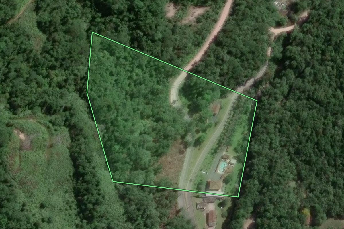Imagem de satélite do imóvel rural em Gaspar (SC), com o contorno declarado no CAR desenhado por cima.