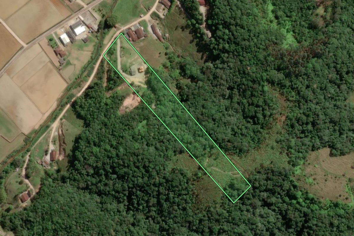 Imagem de satélite do imóvel rural em Gaspar (SC), com o contorno declarado no CAR desenhado por cima.