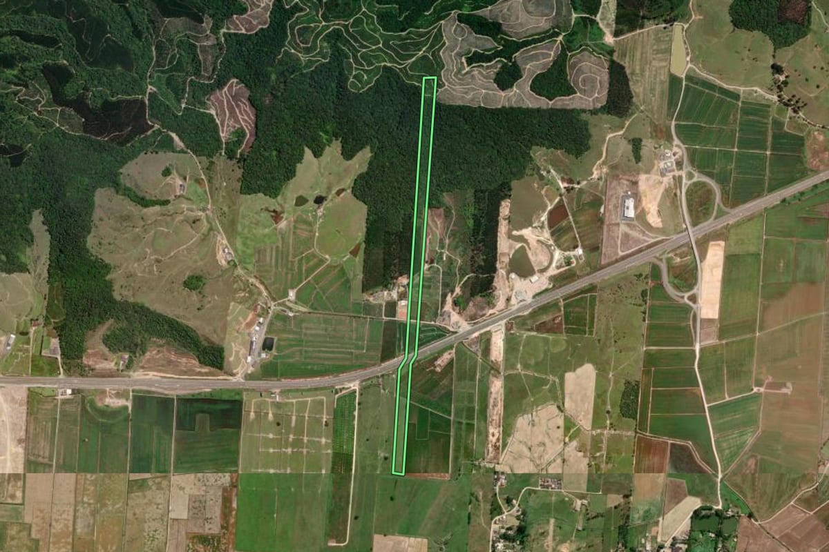 Imagem de satélite do imóvel rural em Gaspar (SC), com o contorno declarado no CAR desenhado por cima.