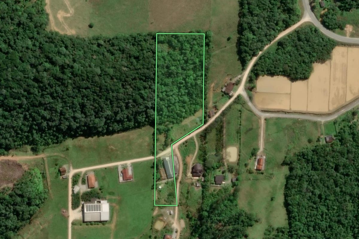 Imagem de satélite do imóvel rural em Gaspar (SC), com o contorno declarado no CAR desenhado por cima.