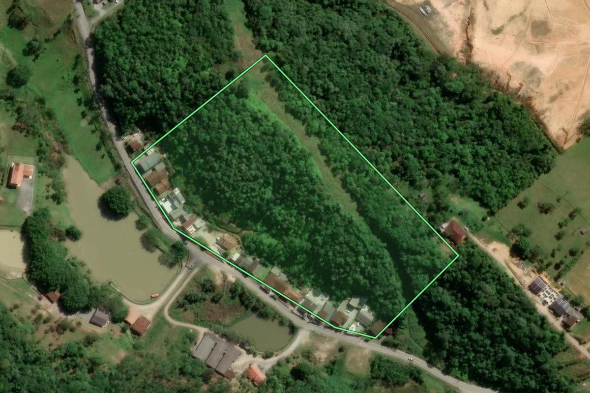 Imagem de satélite do imóvel rural em Gaspar (SC), com o contorno declarado no CAR desenhado por cima.