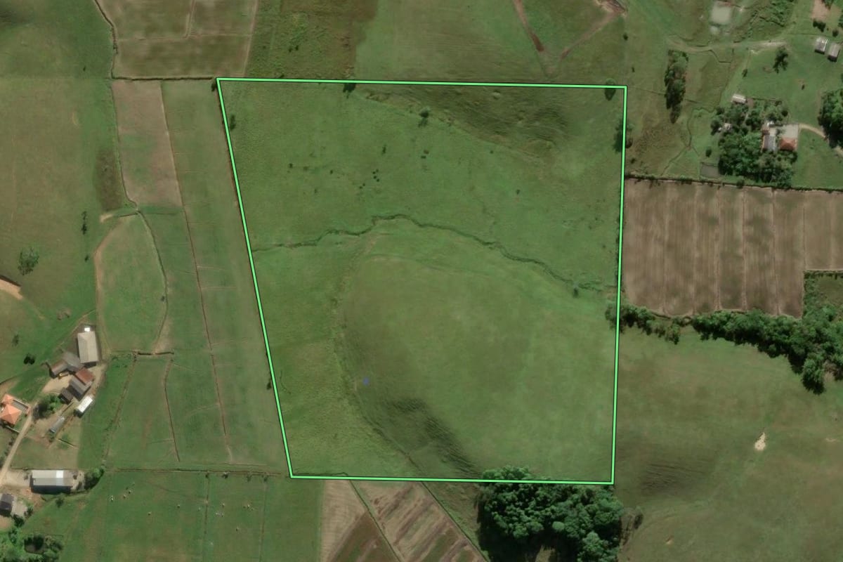 Imagem de satélite do imóvel rural em Gaspar (SC), com o contorno declarado no CAR desenhado por cima.