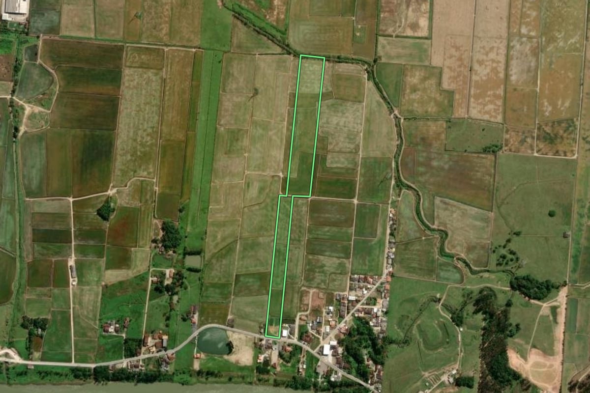 Imagem de satélite do imóvel rural em Gaspar (SC), com o contorno declarado no CAR desenhado por cima.