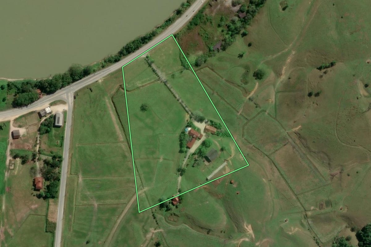 Imagem de satélite do imóvel rural em Gaspar (SC), com o contorno declarado no CAR desenhado por cima.