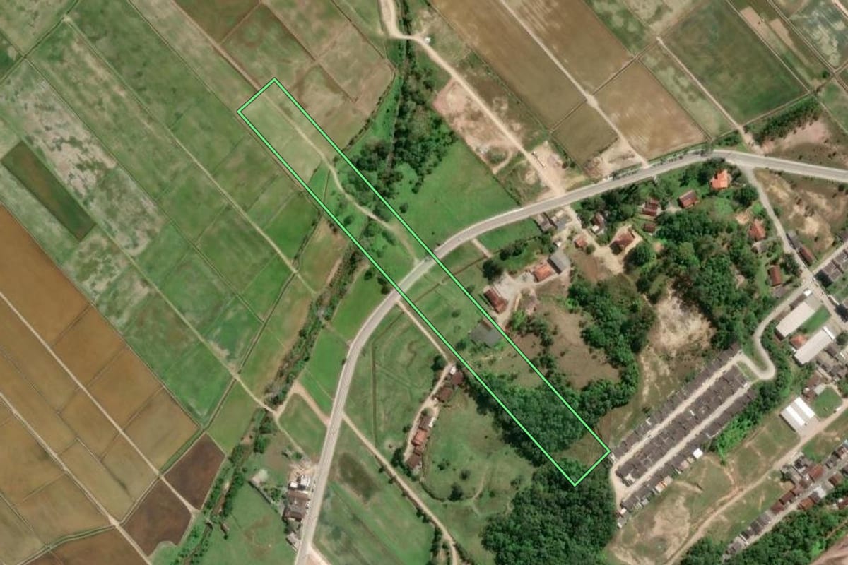 Imagem de satélite do imóvel rural em Gaspar (SC), com o contorno declarado no CAR desenhado por cima.