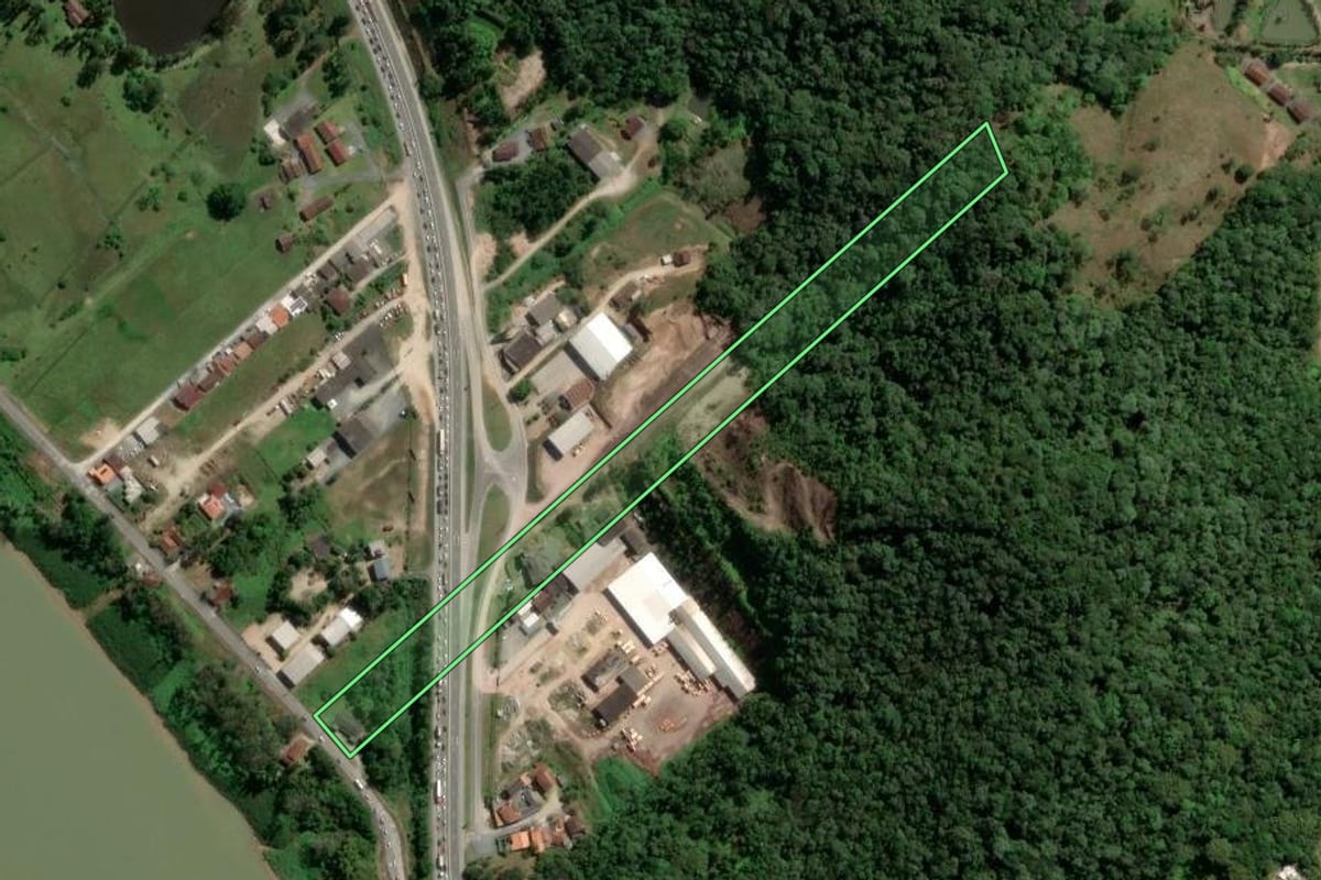 Imagem de satélite do imóvel rural em Gaspar (SC), com o contorno declarado no CAR desenhado por cima.