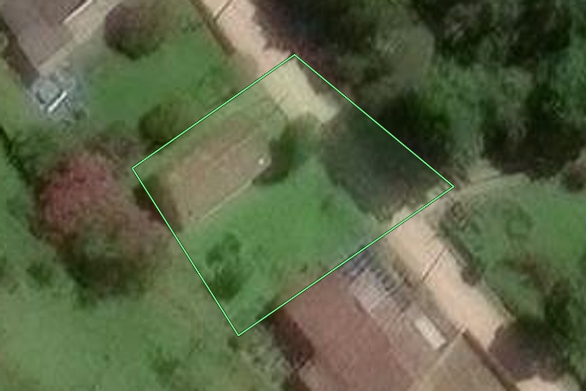 Imagem de satélite do imóvel rural em Gaspar (SC), com o contorno declarado no CAR desenhado por cima.