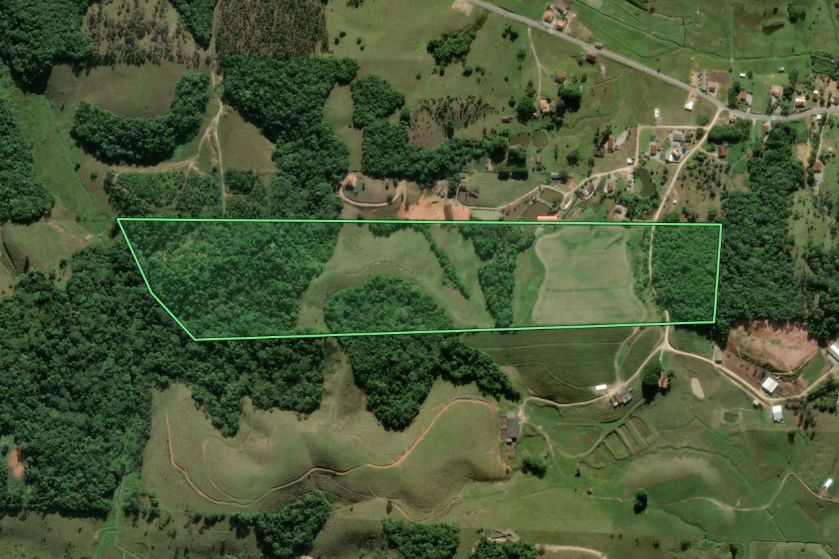 Imagem de satélite do imóvel rural em Gaspar (SC), com o contorno declarado no CAR desenhado por cima.