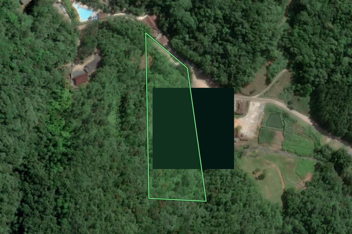Imagem de satélite do imóvel rural em Gaspar (SC), com o contorno declarado no CAR desenhado por cima.