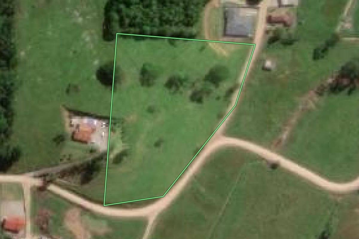 Imagem de satélite do imóvel rural em Gaspar (SC), com o contorno declarado no CAR desenhado por cima.