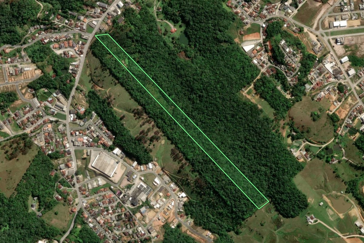Imagem de satélite do imóvel rural em Gaspar (SC), com o contorno declarado no CAR desenhado por cima.