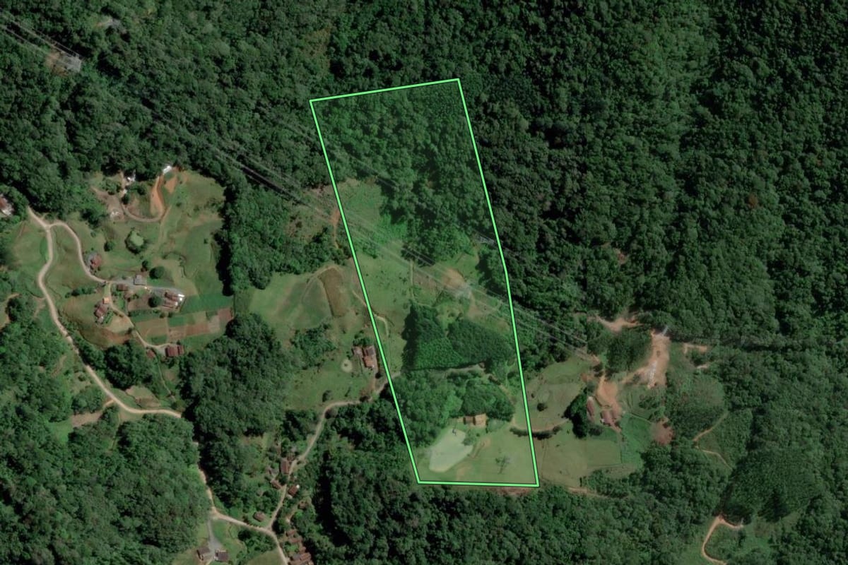 Imagem de satélite do imóvel rural em Gaspar (SC), com o contorno declarado no CAR desenhado por cima.