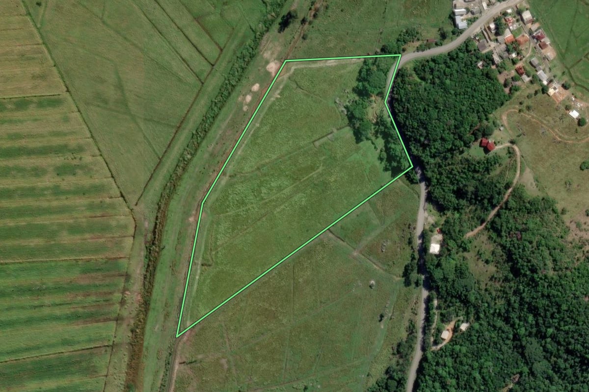 Imagem de satélite do imóvel rural em Governador Celso Ramos (SC), com o contorno declarado no CAR desenhado por cima.