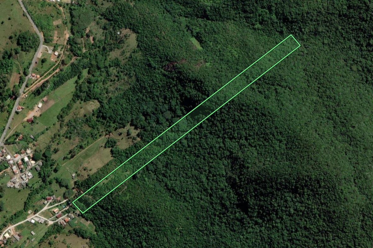 Imagem de satélite do imóvel rural em Governador Celso Ramos (SC), com o contorno declarado no CAR desenhado por cima.