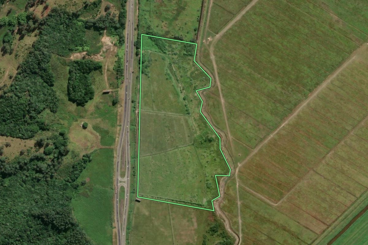 Imagem de satélite do imóvel rural em Governador Celso Ramos (SC), com o contorno declarado no CAR desenhado por cima.