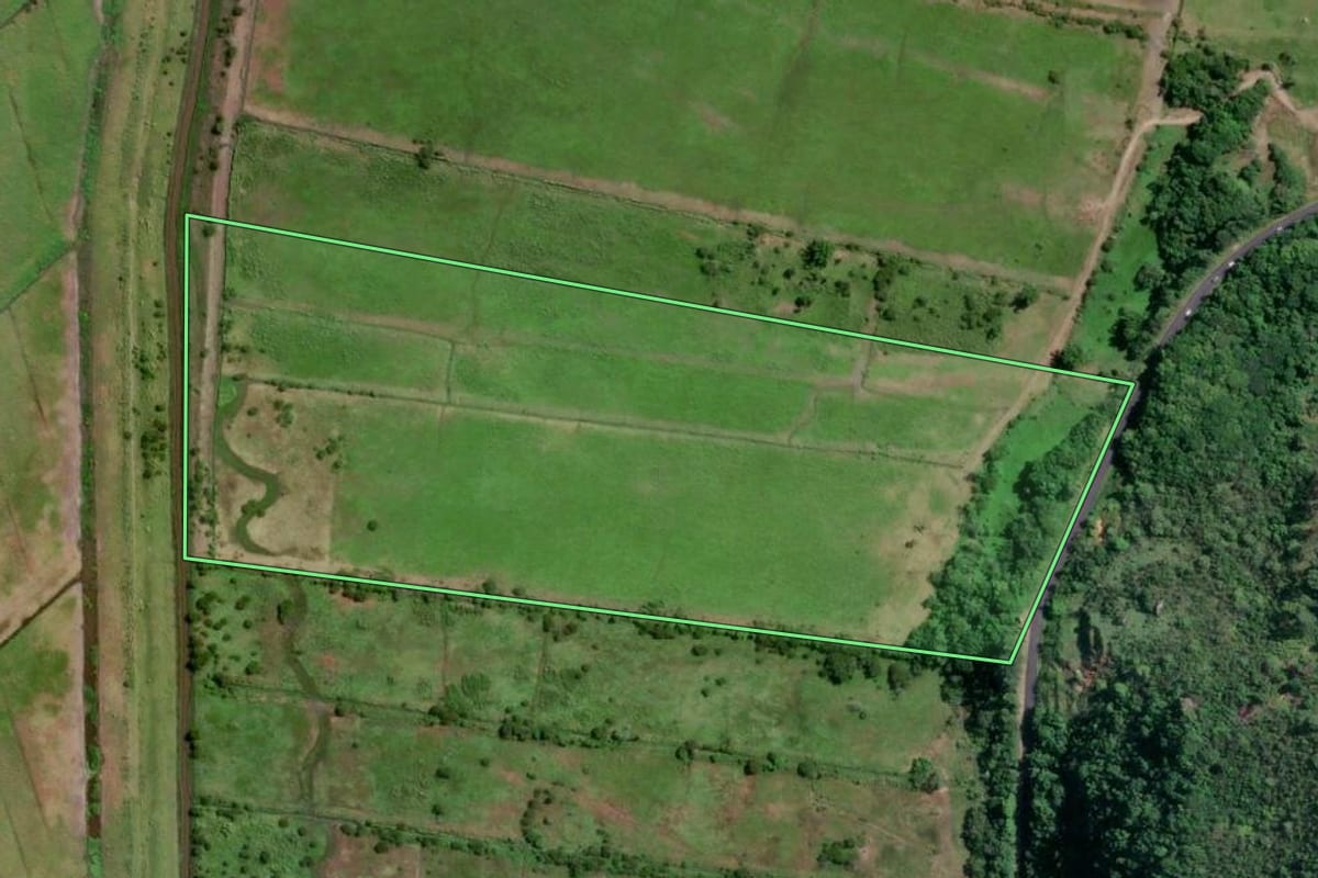 Imagem de satélite do imóvel rural em Governador Celso Ramos (SC), com o contorno declarado no CAR desenhado por cima.