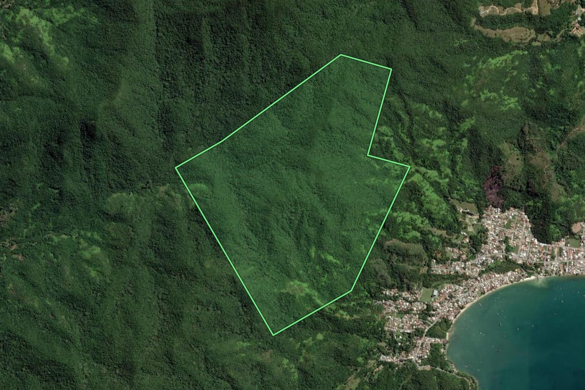 Imagem de satélite do imóvel rural em Governador Celso Ramos (SC), com o contorno declarado no CAR desenhado por cima.