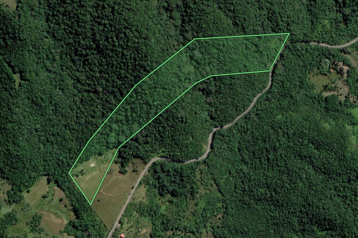 Imagem de satélite do imóvel rural em Governador Celso Ramos (SC), com o contorno declarado no CAR desenhado por cima.